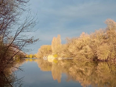 Romantikus ősfás vízpartok, romantikus, kemencés házak - kell ennél több?