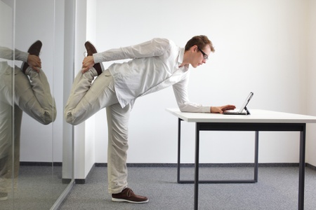 Állj rendesen az asztalnál! Hogyan változtass az irodai ergonómián? Tippek