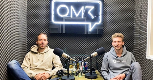 Refurbed-Gründer Kilian Kaminski (rechts) mit Philipp Westermeyer in der OMR-Podcast-Kabine