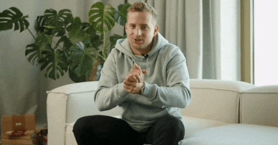 Snocks-Mitgründer Johannes Kliesch reibt sich im Spot bei Amazon Prime die Hände