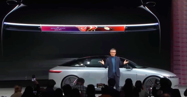 Werbung in der "Mediabar" unterhalb der Motorhaube: Auf der Elektronikmesse CES stellte Yasuhide Mizuno, CEO eines Jointventures zwischen Honda und Sony, das neue E-Auto Afeela vor, das mit den Menschen rund um das Auto "Informationen teilen" können soll