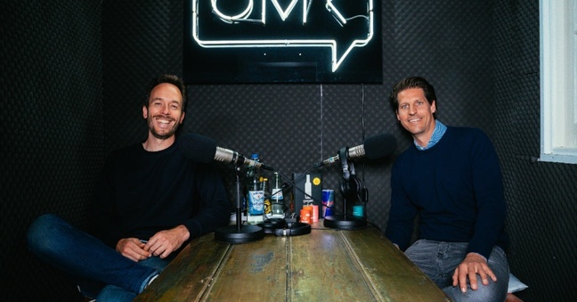 MyPoster-Gründer René Ruhland und OMR-Gründer Philipp Westermeyer (links) im alten OMR-Podcast-Studio in Hamburg. Foto: OMR