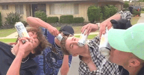 Liquid-Death-Fans trinken das Wasser gerne so, wie man manche gerne Bier trinken. In den USA heißt die Praxis "Shotgunning".