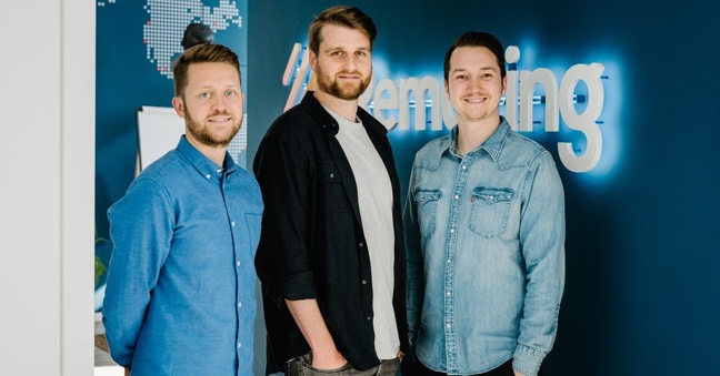 Das Remazing-Führungs-Trio: die beiden Gründer Hannes Detjen (links) und Emil Beck (rechts) mit Geschäftsführer Filip Egert in ihrer Mitte (Foto: Unternehmen)