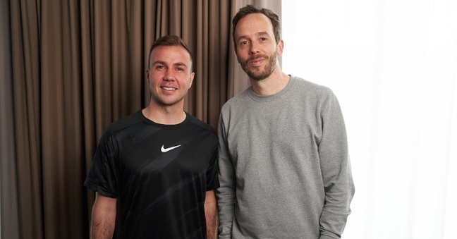Mario Götze (links) und Philipp Westermeyer trafen sich in Frankfurt zur Aufnahme des Podcasts. Foto: Nils Heck