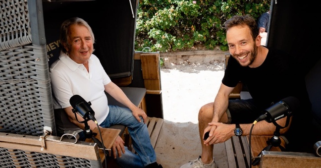 Herbert Seckler und Philipp Westermeyer bei der Aufzeichnung des OMR Podcasts in Strandkörben vor der Sansibar. Foto: OMR