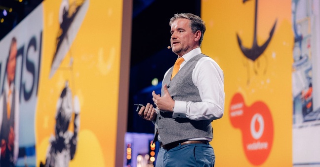 Philipp "Pip" Klöckner war am ersten Tag des OMR Festivals auf der Conference Stage zu Gast. Foto: Hannes Holtermann/OMR