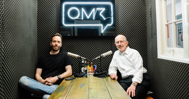 Ludwig von Reiche (rechts) hat Philipp Westermeyer im OMR Studio in Hamburg besucht. Foto: Rikkert Aussems