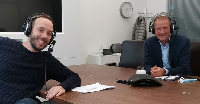 Philipp Westermeyer und Volkswagen-CEO Herbert Diess bei der Aufnahme für den OMR Podcast in Wolfsburg