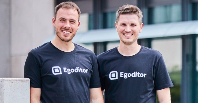 Nils Engelking (links) und Nils Drescher, die beiden Gründer von Egoditor, vor ihrem Firmen-Standort in Bielefeld