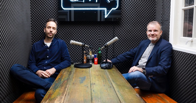 Techniker-CEO Jens Baas (r.) besuchte OMR-Gründer Philipp Westermeyer im Studio