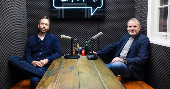 Techniker-CEO Jens Baas (r.) besuchte OMR-Gründer Philipp Westermeyer im Studio