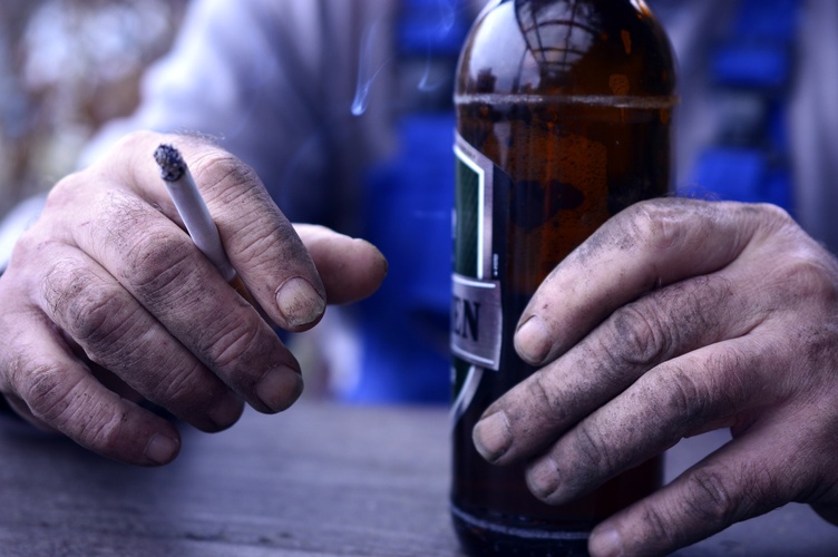 Felújítási rémálom: cigarettázó melósok és a füstös lakás kezelése