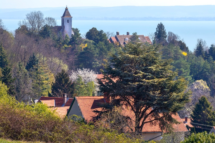 Panoráma és rejtett kincsek Veszprém vármegyéből: három kisváros, négy ingatlan