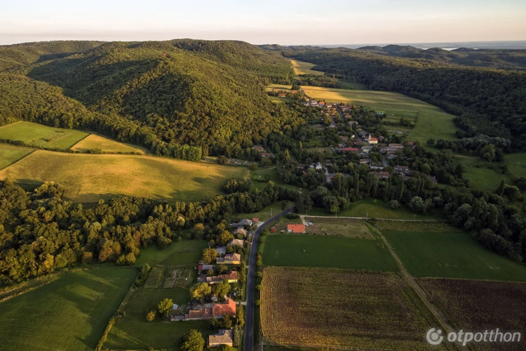 Párhuzamosan a Balatonnal, ahol mesés házak és visszafogott árak várnak