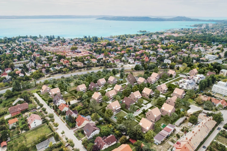 Neked a Balaton északi partja egy átlagos Riviéra? - nyár végi ingatlankínálat luxusban