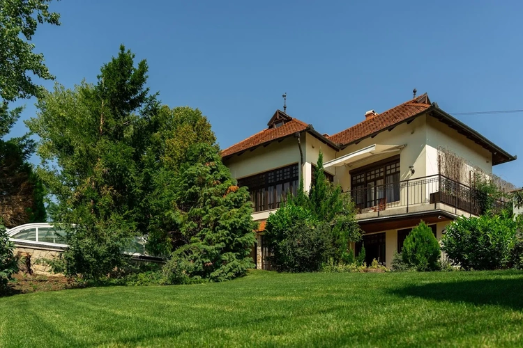 Szentendre luxus ingatlanportfóliójában is lenyűgözőnek mondható ez az art deco villa 