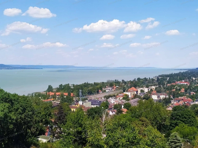 Itt a nyár és vele együtt a kérdés: Balaton vagy külföld? Mi igaz a vádakból?