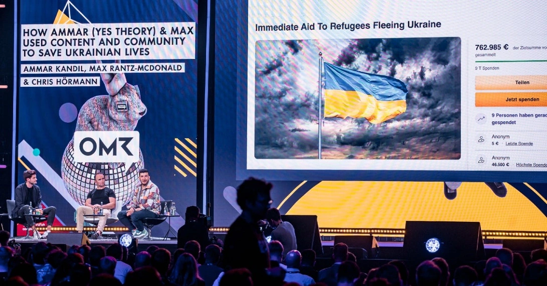 Max Rantz-McDonald (in the middle) und Yes-Theory-Co-Founder Ammar Kandil (right) are talking at OMR22 about their engagement for the Ukraine. Photo: OMR