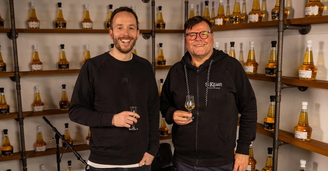 OMR-Gründer Philipp Westermeyer (links) und St.Kilian-Gründer Andreas Thümmler trafen sich zur Aufnahme in der World-Whisky-Lounge der St.Kilian-Brennerei in Rüdenau. Foto: Florian Rinke