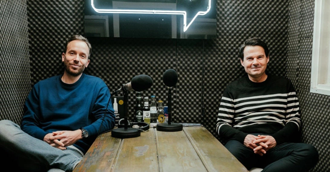 Andreas Seifert (links) ist zu Gast im OMR Podcast von Philipp Westermeyer. Foto: OMR