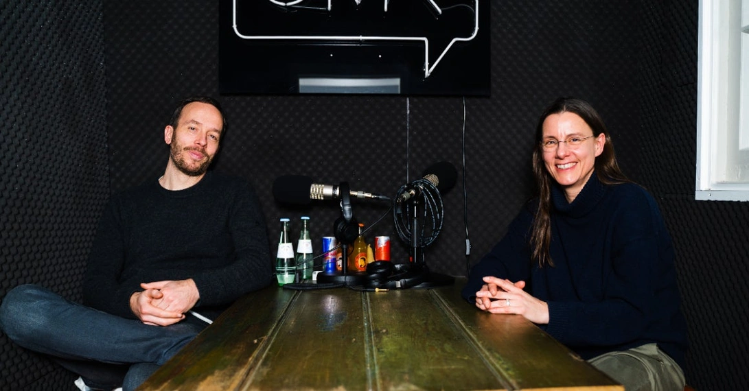 Philipp Westermeyer und Katrin Suder trafen sich zur Podcast-Aufnahme im OMR-Office. Foto: Rikkert Aussems