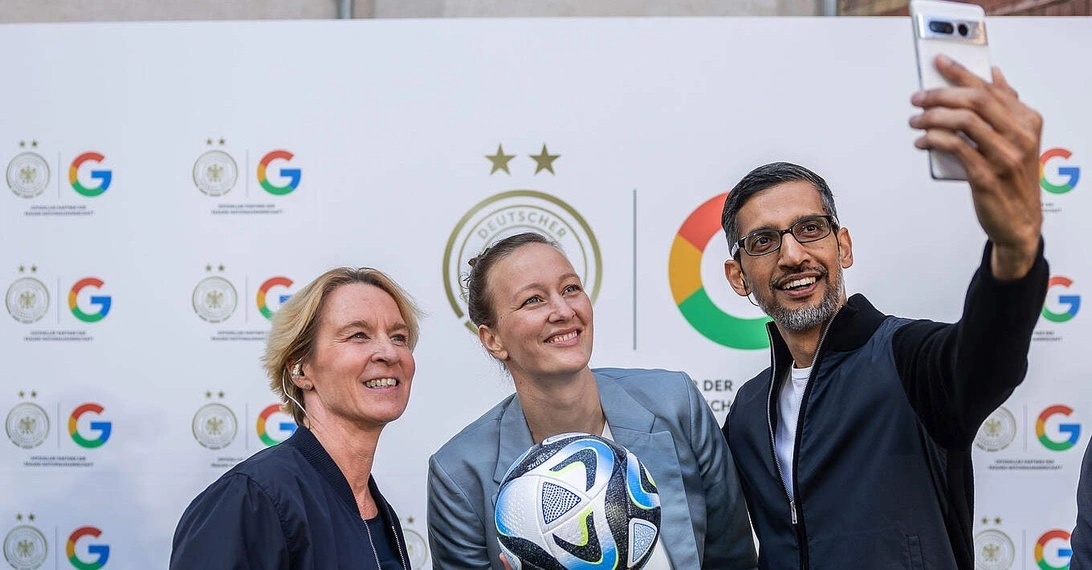 Google-CEO Sundar Pichai beim Selfie mit DFB-Frauen Martina Voss-Tecklenburg und Almuth Schult.