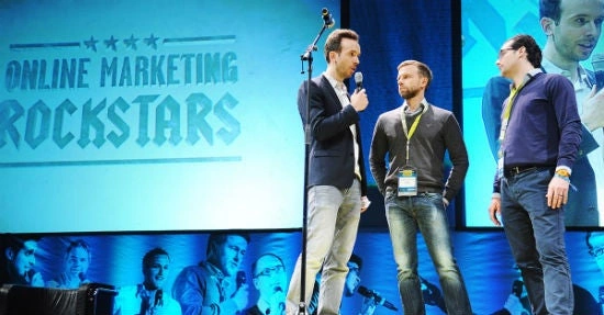 Facelift-Gründer Benjamin Schroeter (zweiter von links) und Teja Töpfer (ganz rechts) im Interview mit Moderator Philipp Westermeyer bei den Online Marketing Rockstars 2014