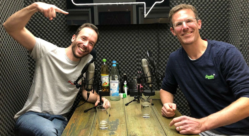 Henning Wiechers von Singleboersen-Vergleich.de (links) gemeinsam mit Philipp Westermeyer im OMR-Podcast-Studio