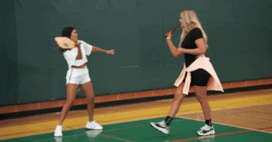 Khloe und Kourtney Kardashian beim Pickleball spielen