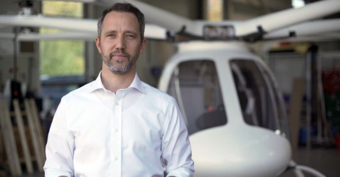 Volocopter-CEO Florian Reuter steht vor dem Flugtaxi-Modell 2x. Foto: Volocopter