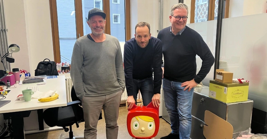 OMR-Gründer Philipp Westermeyer (Mitte) hat Patric Faßbender und Marcus Stahl im Tonies-Büro in Düsseldorf besucht. Foto: OMR