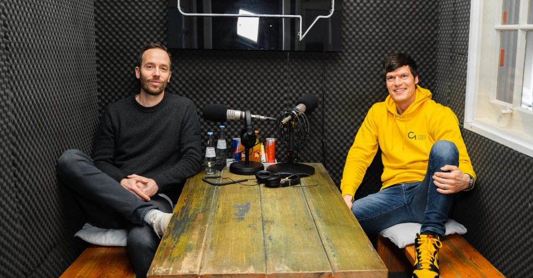 Podcast-Host Philipp Westermeyer und C1-Green-Chemicals-Gründer Christian Vollmann im OMR Office in Hamburg. Foto: OMR