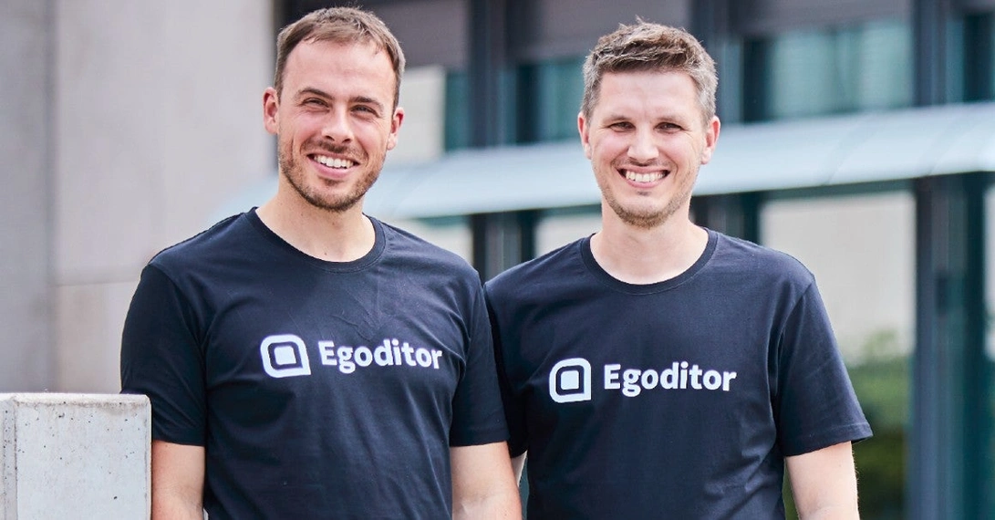 Nils Engelking (links) und Nils Drescher, die beiden Gründer von Egoditor, vor ihrem Firmen-Standort in Bielefeld