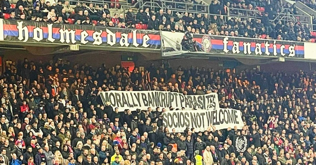 Die "Holmesdale Fanatics", eine Ultras-Gruppierung des britischen Erstligisten Crystal Palace, protestiert am 12. Dezember beim Spiel gegen den FC Everton im Stadion gegen die Partnerschaft des Vereins mit der Token-Plattform Socios