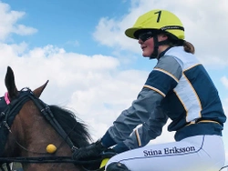 Stina rider monté på travskolan