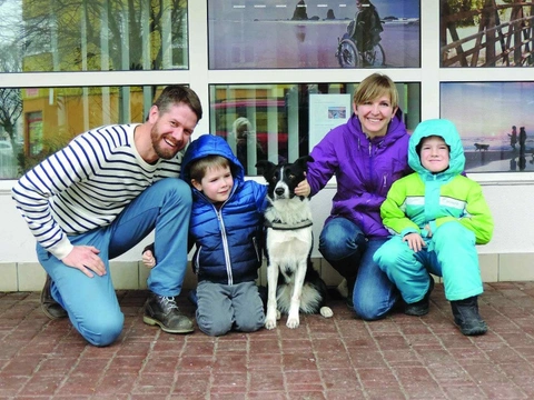 Pestrá společnost vychovala prvního asistenčního psa pro chlapce s autismem
