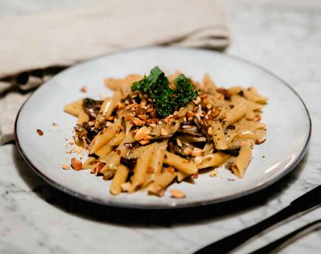 Pasta penne med en rostad skogschampinjonsås, persilja och hyvlad grana padano.
