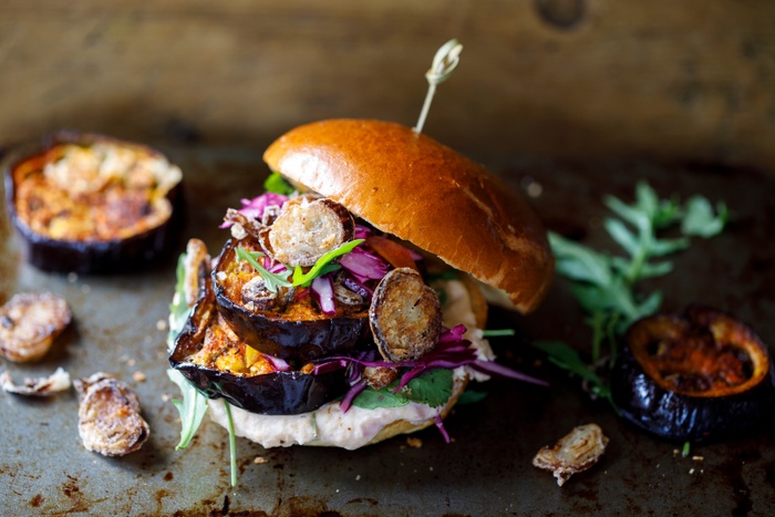 Comeback! Vår signaturburgare med briochebröd, vitlök- och gräslöksmayo, grillad marinerad paprika och aubergine & rostad lök. Serveras med rostad potatis.