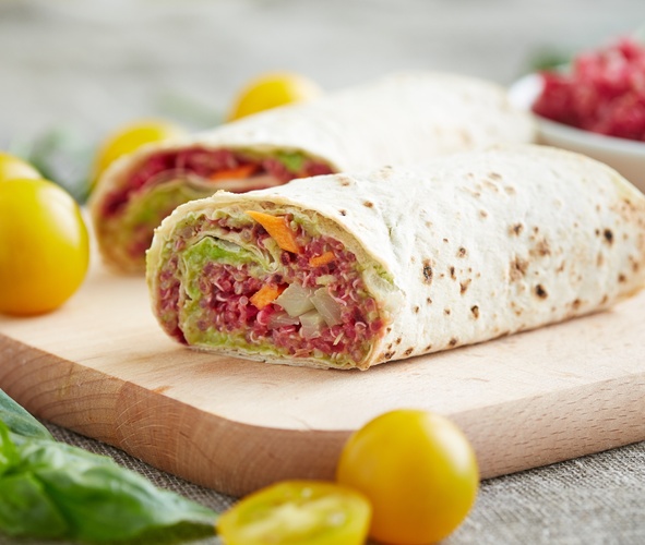 Wrap på glacerade betor ”shawarma”, het röd tomatsås, turkisk yoghurt, solrosfrön och finstrimlad kål i syrlig dressing. 