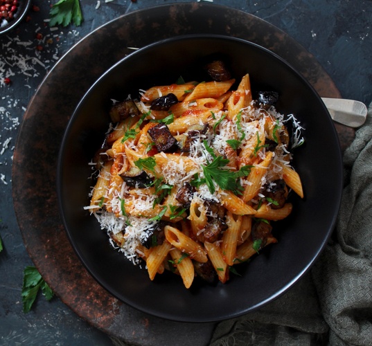 Penne med 36h kokt ragu á bolognese på räddad baljväxtfärs, övermogen grana padano och en sallad på picklad morot och gröna gordaloliver.