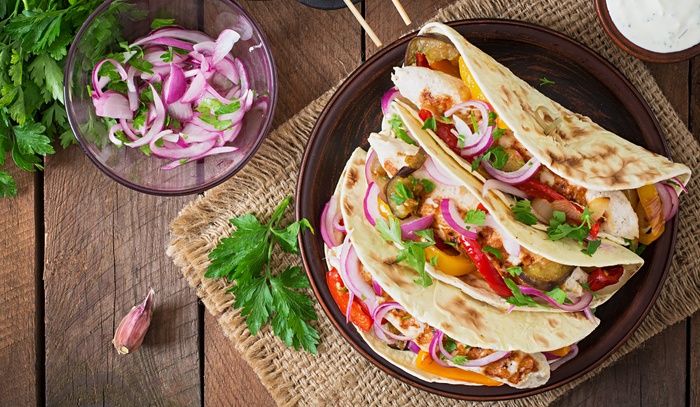 Vecka 50, dag 3 - Taco med fajitakryddade tunna sojastrips, örtig creamy corn & skivad rödlök. Serveras med stekt potatis.
