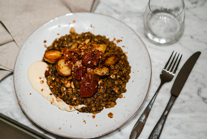 Ragu på gröna linser, rostad aubergine, rödvinssås, vitlöksrostad delikatesspotatis, hasselnötter och inlagda gravade tomater.