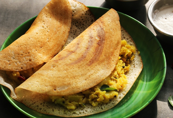 Vecka 39, dag 1 - ”Indisk" pannkaka med ett krämigt stomp på potatis, vår curry, svenska ärtor & marinerade gröna oliver. Serveras med en syrlig kimchi/kantarellmayo. 