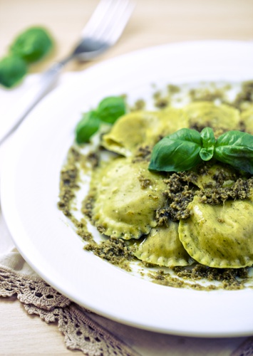 Färsk ravioli med burrata, tomat och basilika. Kommer med brynt salviasmör, rostade solrosfrön och basilikapesto.