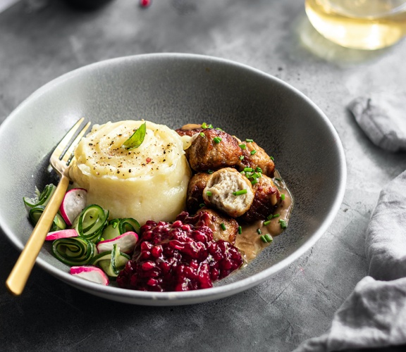 Vecka 48, dag 2 - ”Kött”bullar med potatispuré, gräddsås, rårörda lingon och pressgurka. 