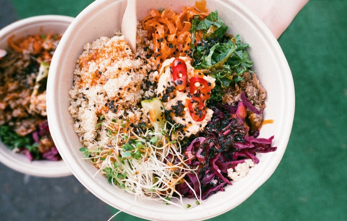 Poke Bowl. Smaksatt ris med mango, chilimarinerade edamamebönor, ingefärspicklad rödkål, kimchimayo, rostade krossade jordnötter, picklade gröna tomater. 