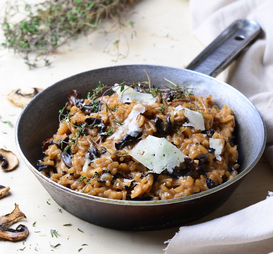 Svamprisotto på arborioris, karl-johan, rostad svamp & toma valsesia-ost. Serveras med picklad broccoli, gravad chilizucchini, tomat och rostad blekselleri som side. 