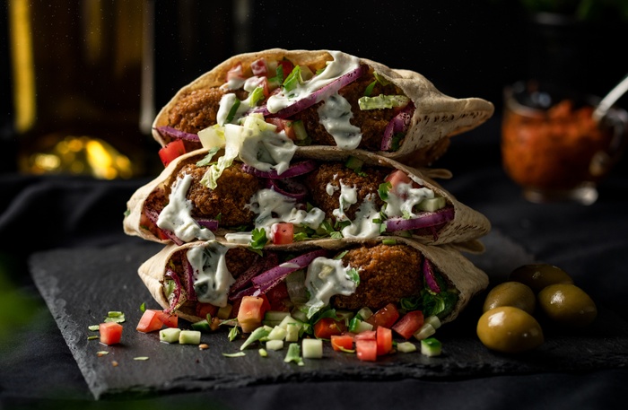 Pitabröd från lokala Liba. Krispig falafel, baba-ganoush-yoghurt, örtgravad tomat, strimlad kål och chili-/vitlöksolja. Serveras med rostad potatis.