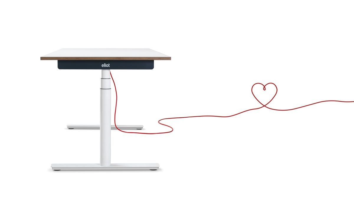 Die Xentral Success Story von Smartfurniture: Büromöbeldesign & Xentral an einem Tisch